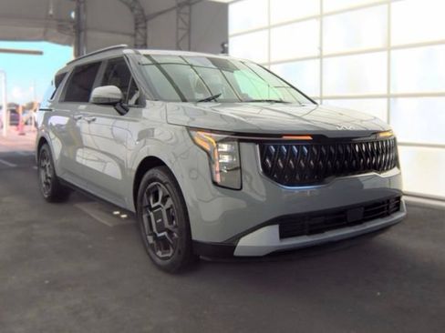 Used 2025 Kia Carnival EX FWD image 2