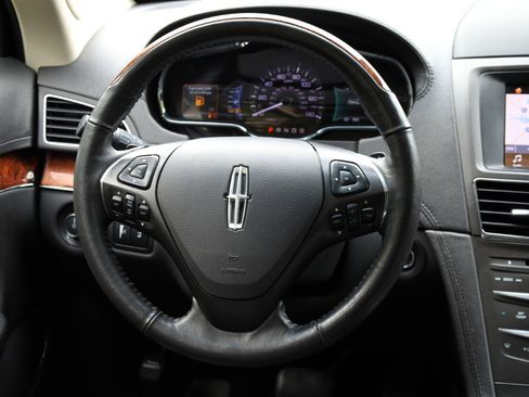 Used 2019 Lincoln MKT AWD image 17