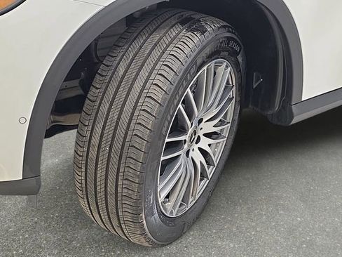 Used 2025 Mercedes-Benz GLC 300 4MATIC image 32