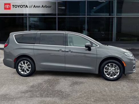 Used 2023 Chrysler Pacifica Touring-L image 12