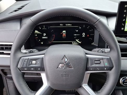 New 2025 Mitsubishi Outlander SE image 14