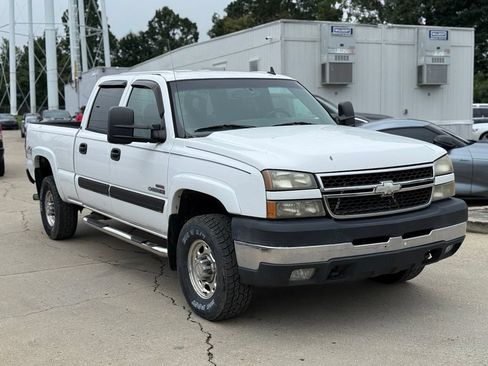 Used 2006 Chevrolet Silverado 2500 LT w/ Skid Plate Package AWD/4WD image 4