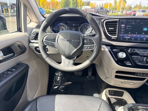 Used 2024 Chrysler Pacifica Touring-L FWD image 8