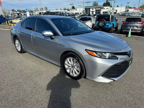Used 2019 Toyota Camry LE image 4