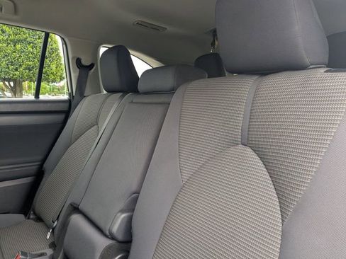 Used 2025 Toyota Highlander LE FWD image 27