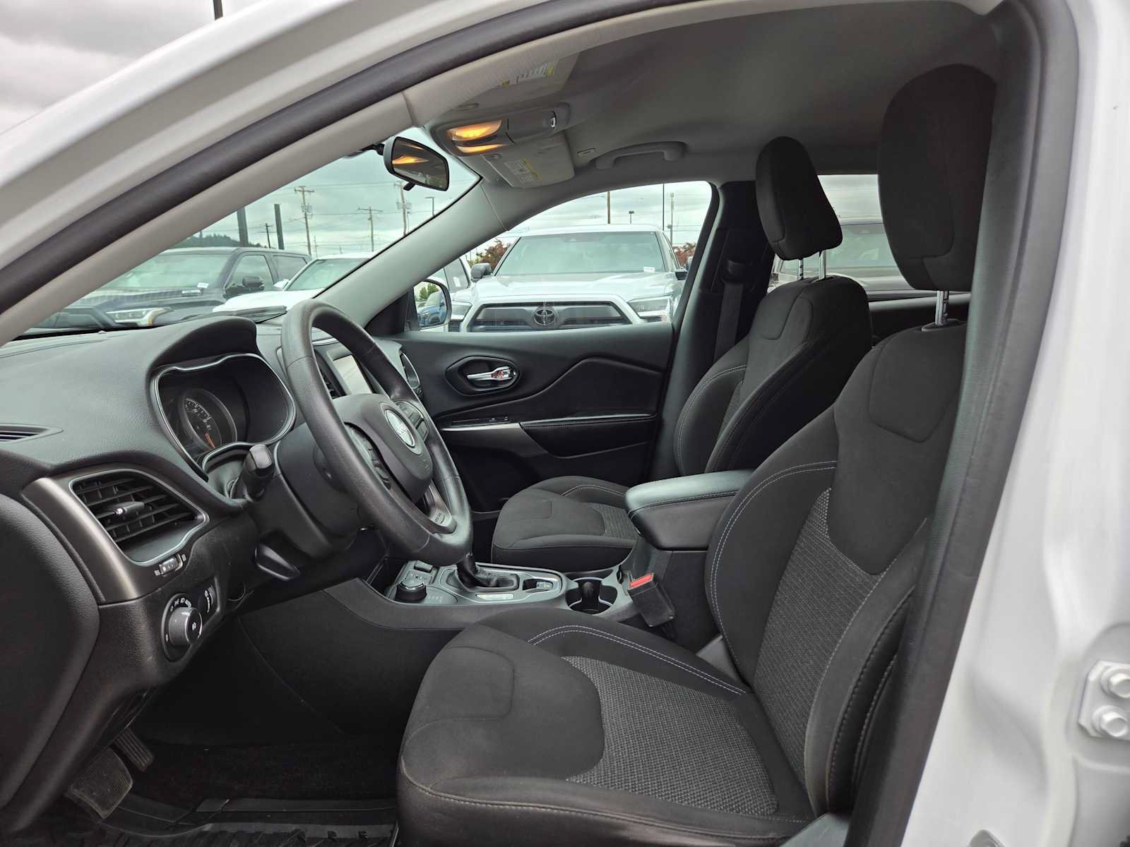 Used 2019 Jeep Cherokee Latitude w/ Popular Appearance Group AWD/4WD image 21