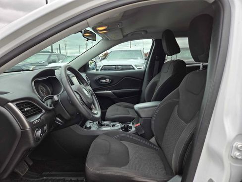Used 2019 Jeep Cherokee Latitude w/ Popular Appearance Group AWD/4WD image 21