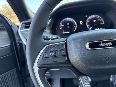 New 2025 Jeep Grand Cherokee Laredo image 15