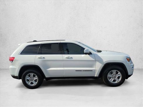 Used 2017 Jeep Grand Cherokee Laredo image 4
