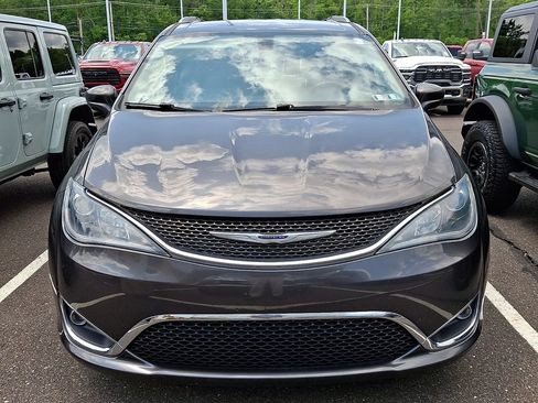 Used 2019 Chrysler Pacifica Touring-L FWD image 3