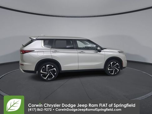 Used 2024 Mitsubishi Outlander SE image 16