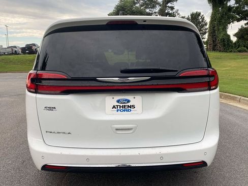 Used 2023 Chrysler Pacifica Touring-L FWD image 4