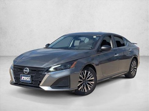 Used 2025 Nissan Altima 2.5 SV image 1