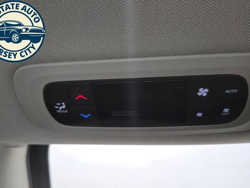 Used 2024 Chrysler Pacifica Limited FWD image 30