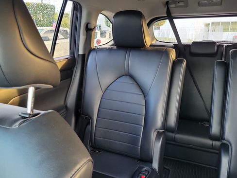 Used 2023 Toyota Highlander XLE FWD image 20