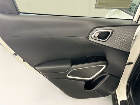 Used 2025 Kia Soul LX w/ LX Technology Package FWD image 26