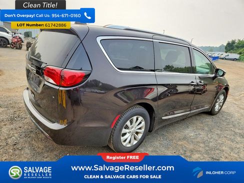Used 2018 Chrysler Pacifica Touring-L FWD image 4