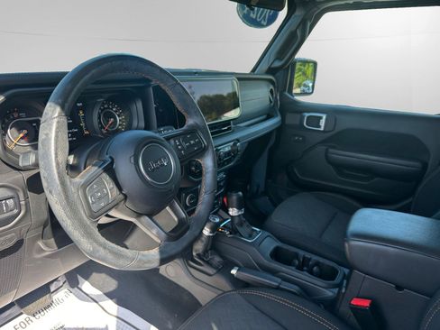 Used 2024 Jeep Gladiator Mojave w/ Convenience Group AWD/4WD image 10