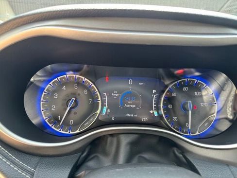 Used 2023 Chrysler Pacifica Touring-L AWD/4WD image 12