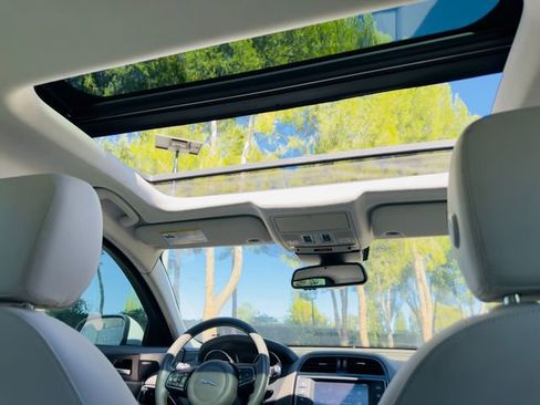 Used 2017 Jaguar XE Prestige image 18