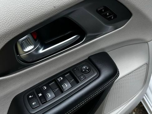 Used 2023 Chrysler Pacifica Touring-L FWD image 11