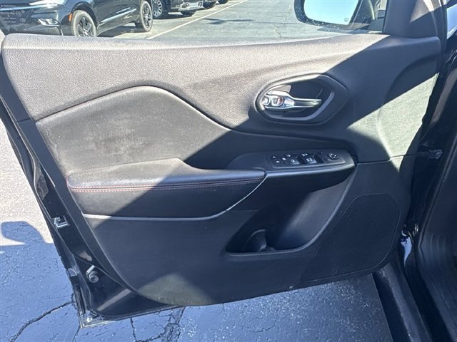 Used 2019 Jeep Cherokee Trailhawk w/ Comfort/Convenience Group AWD/4WD image 23