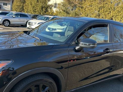 Used 2023 Honda HR-V Sport image 3