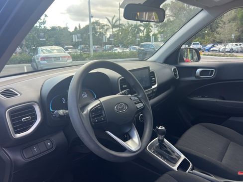 Used 2023 Hyundai Venue SE image 24
