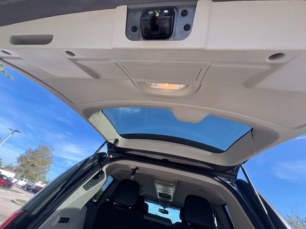 Used 2014 Chrysler Town & Country Touring-L FWD image 21