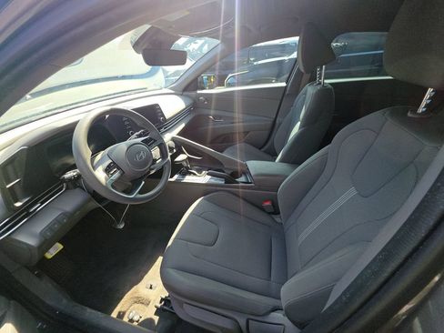 Used 2025 Hyundai Elantra SE FWD image 5