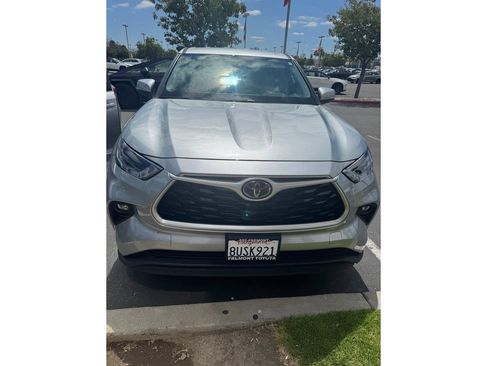 Certified 2021 Toyota Highlander LE AWD/4WD image 2