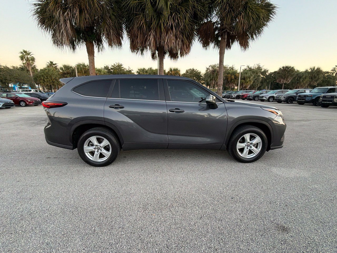 Used 2025 Toyota Highlander LE FWD image 4