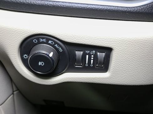 Used 2021 Chrysler Pacifica Touring-L image 38