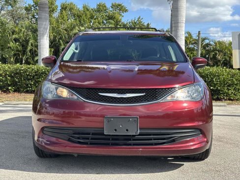 Used 2017 Chrysler Pacifica Touring image 3