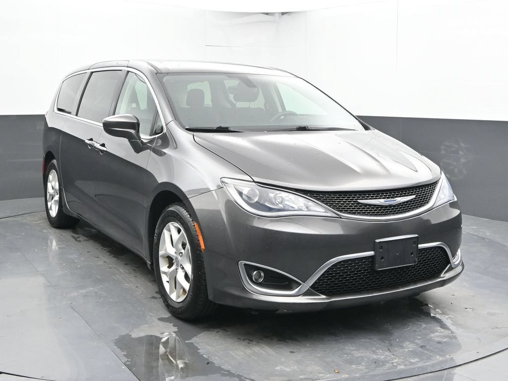 Used 2018 Chrysler Pacifica Touring Plus w/ Tire & Wheel Group FWD image 6