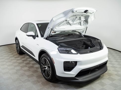Used 2025 Porsche Macan Electric RWD image 34