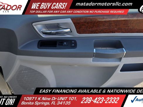 Used 2009 Chrysler Town & Country Touring FWD image 15