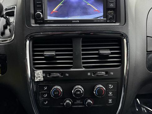 Used 2019 Dodge Grand Caravan SE FWD image 25