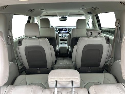 Used 2021 Chrysler Pacifica Touring-L image 47