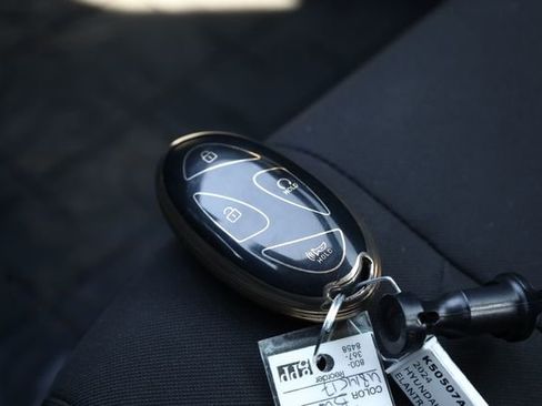 Used 2024 Hyundai Elantra SEL w/ Convenience Package image 28