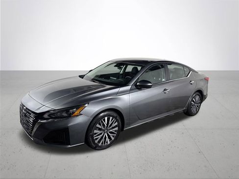 Used 2024 Nissan Altima 2.5 SV image 2