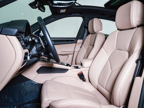 Certified 2025 Porsche Macan image 5