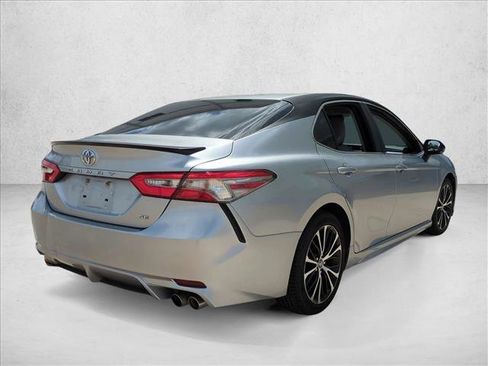 Used 2018 Toyota Camry SE w/ Moonroof Package image 3