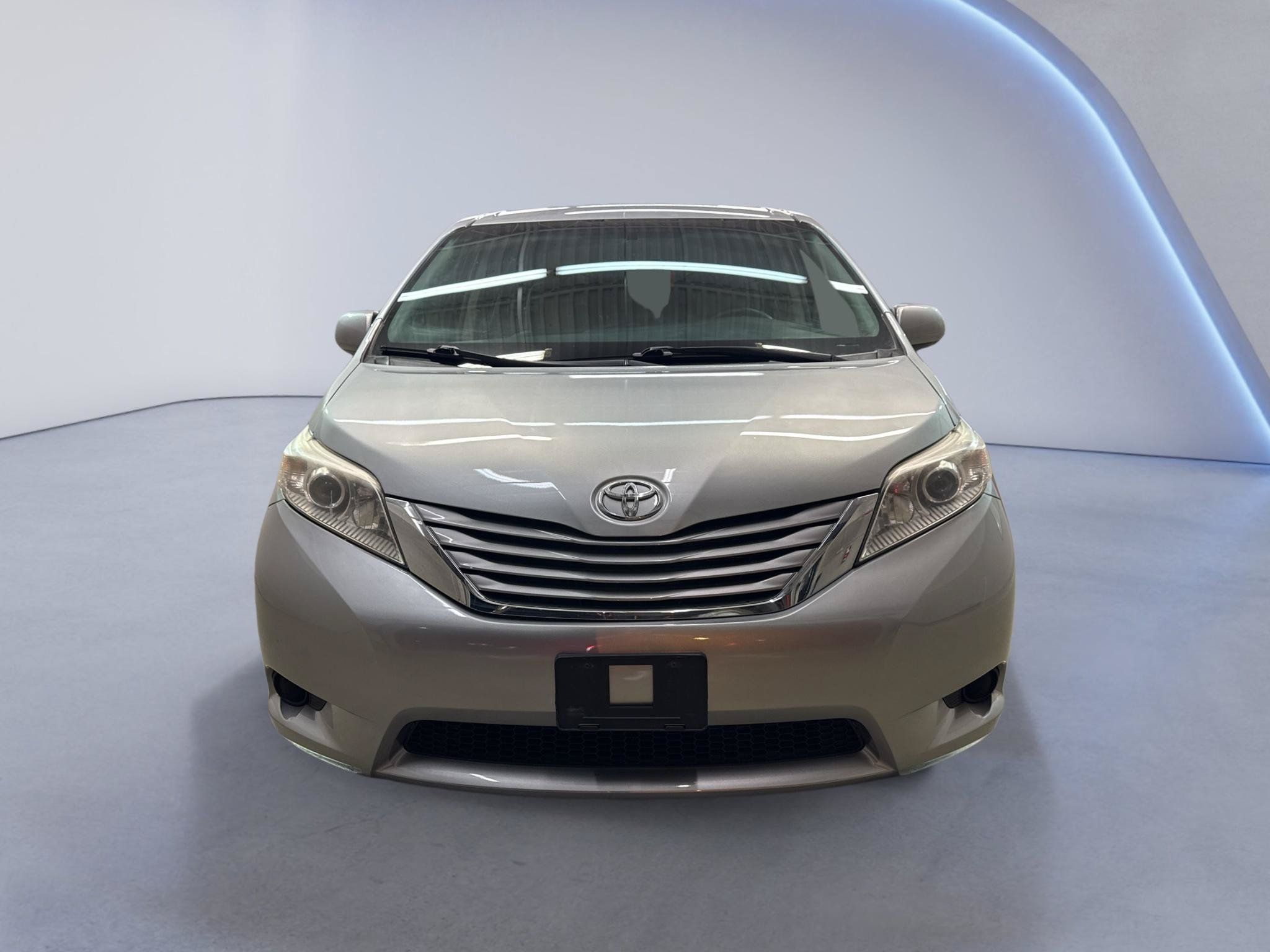Used 2015 Toyota Sienna LE FWD image 2