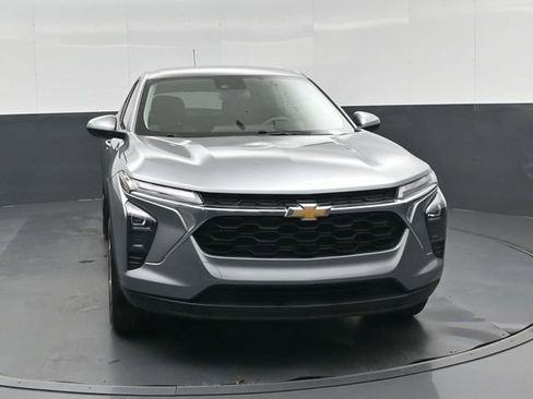 Used 2025 Chevrolet Trax LS w/ LS Convenience Package FWD image 9