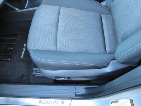 Used 2024 Nissan Rogue SV FWD image 16