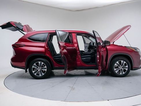 Used 2021 Toyota Highlander XLE image 13