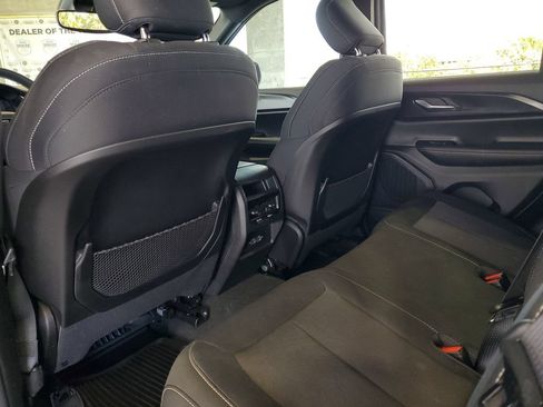 Used 2024 Jeep Grand Cherokee Laredo AWD/4WD image 10