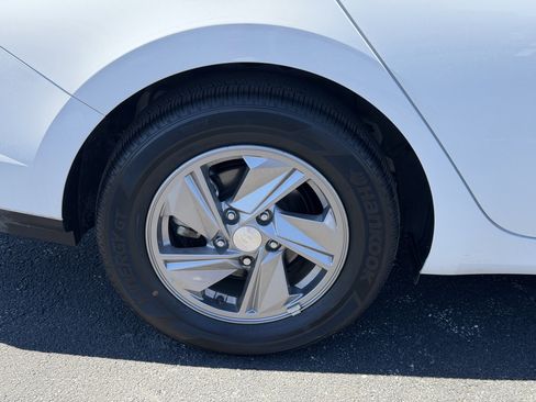 Used 2025 Hyundai Elantra SE FWD image 9