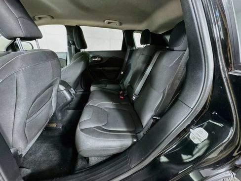 Used 2016 Jeep Cherokee Latitude FWD image 28